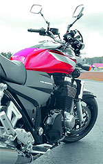 Силовой агрегат разработан заново. Появились впрыск топлива и балансирный вал против вибраций. Рабочая поверхность цилиндра покрыта металлокерамической композицией SCEM.